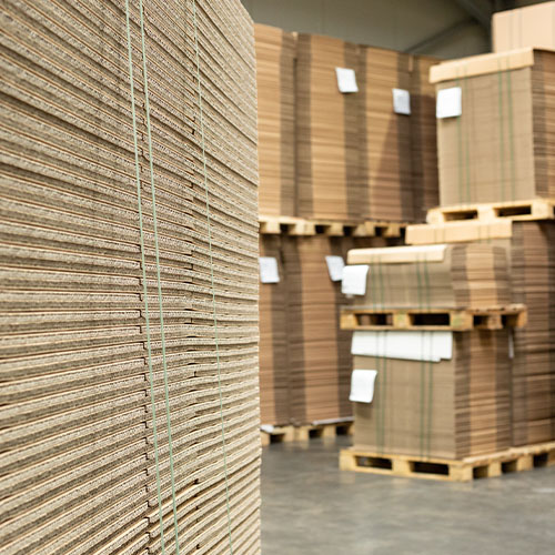 Verpackungshersteller von Kartonagen - MSL Verpackung GmbH - Lager voller Pappe und Kartons